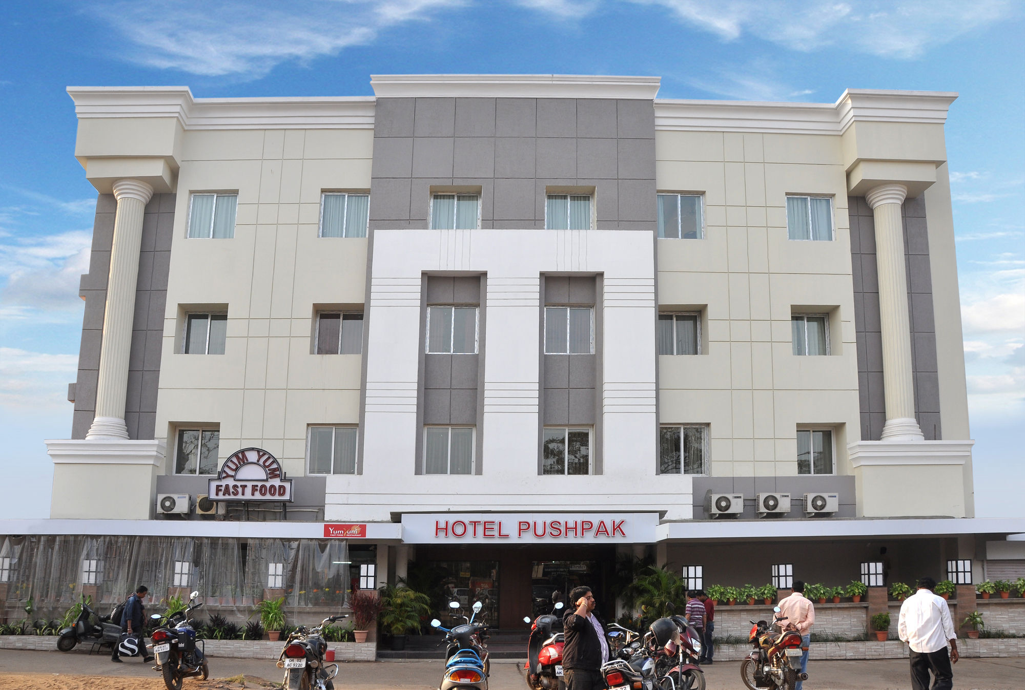 Hotel Pushpak Бхубанешвар Екстериор снимка