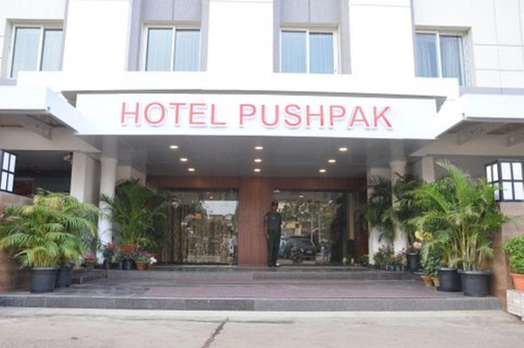 Hotel Pushpak Бхубанешвар Екстериор снимка